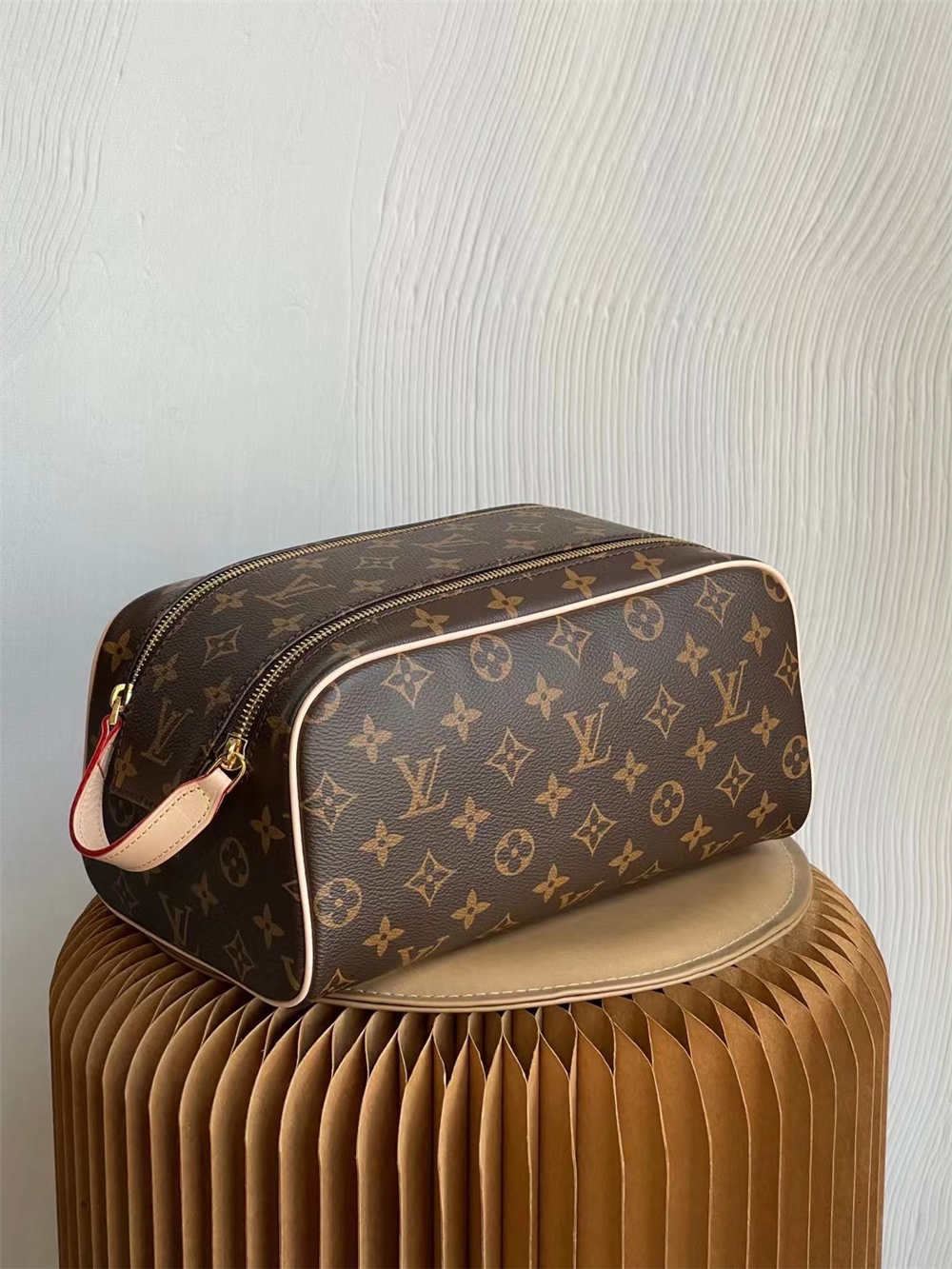 Louis Vuitton Dopp M44494 size：28x15x16.5cm 2025 new 